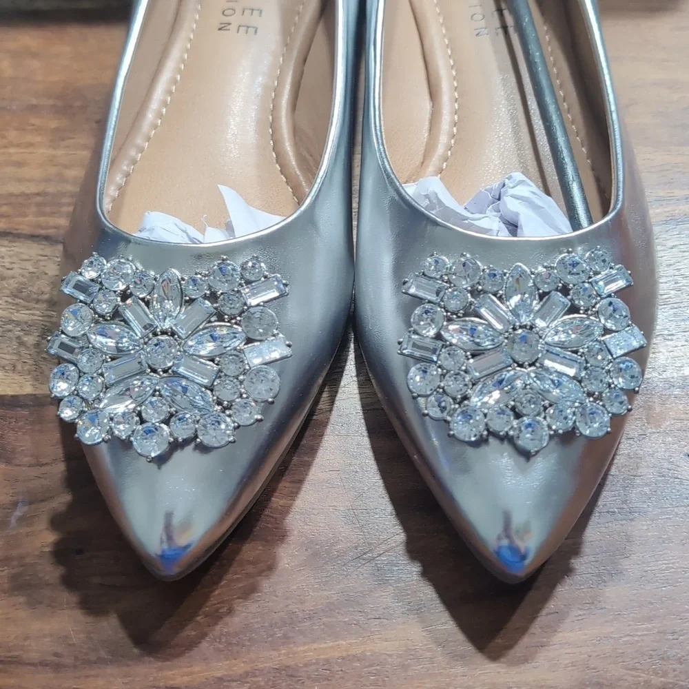 Journee Collection Women's Renzo Jeweled Flats